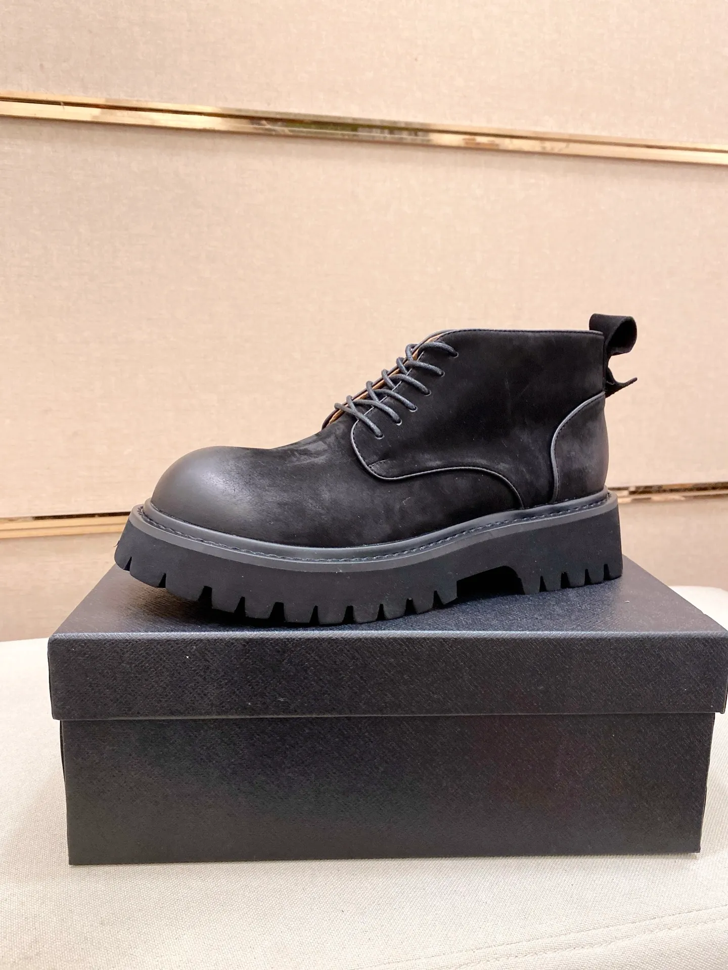 Factory price 580💰 The new PRADA (Prada) counters are launched simultaneously, new men's shoes, 😘fabrics are selected from cowhide. Lining: Full sheepskin lining. 👍🏿 High-end ☄️ air-cushion molded anti-slip rubber outsole, exquisite lines, simple and elegant, comfortable and high-end for leisure travel. Number of yards: 38 to 44. Can be ordered for 45 non-refundable